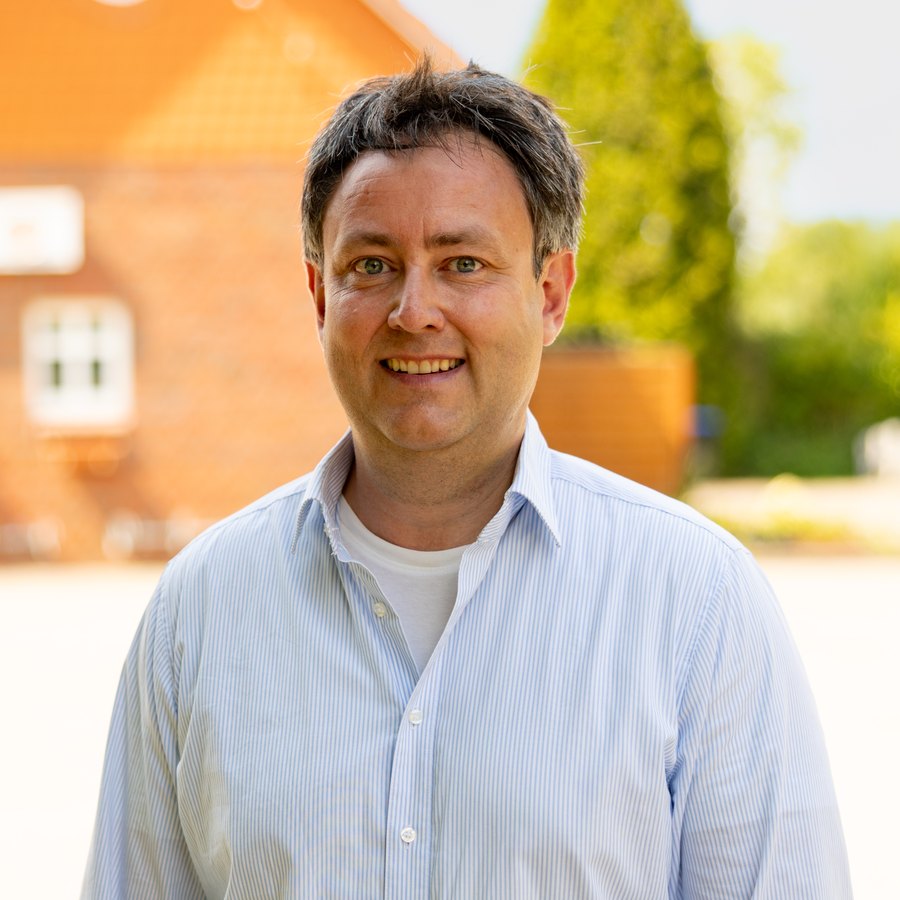 Christian Grupp vor dem Dörpshus in Bahlburg