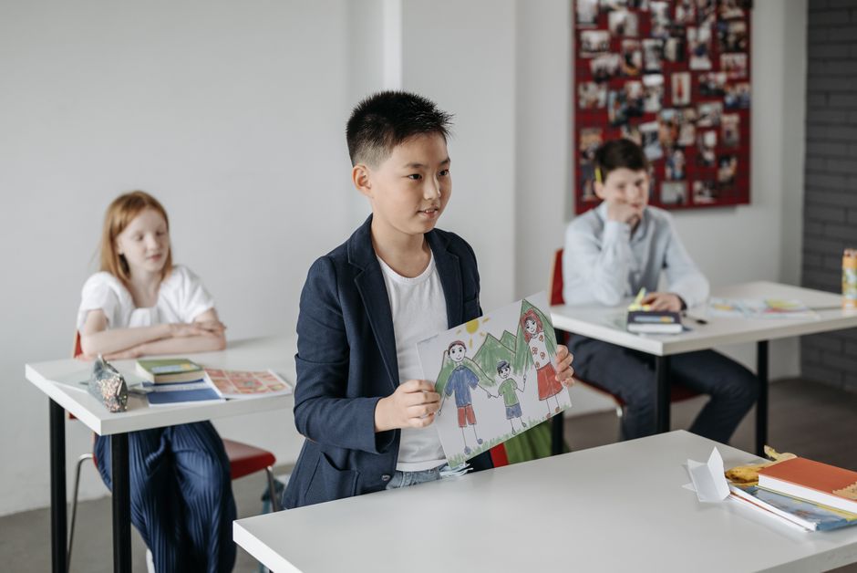 Helles Klassenzimmer in einer Schule