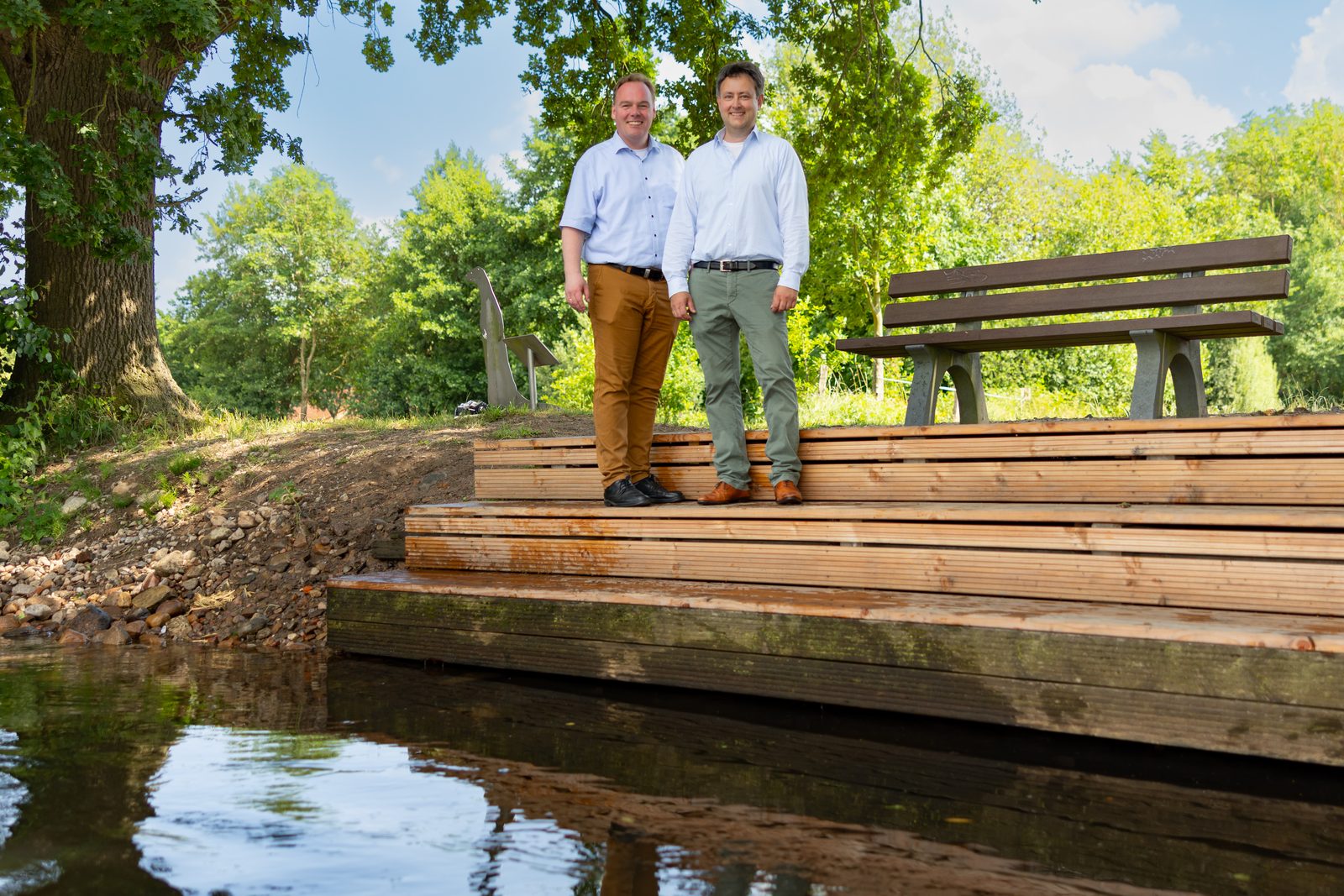 Christian Grupp (links) mit einem Mitstreiter an der Luhe in Bahlburg